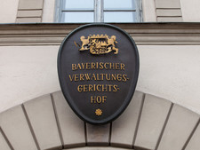 Das Wappen des Bayerischen Verwaltungsgerichtshofs am Gebäude in der Münchner Maxvorstadt