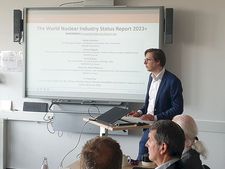 Jochen Ahlswede stellt den World Nuclear Industry Status Report 2023 in einer Präsentation der TU Berlin vor