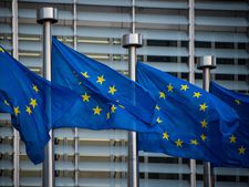 Flaggen der Europäischen Union wehen im Wind vor dem Berlaymont-Gebäude der Europäischen Kommission in Brüssel