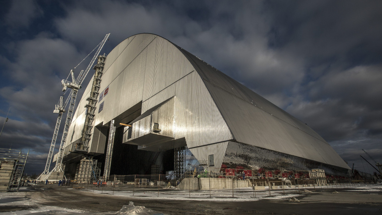 Neue Schutzhülle für den Reaktorblock 4 des Atomkraftwerks Tschernobyl (verweist auf: Die Nuklearkatastrophe von Tschernobyl)