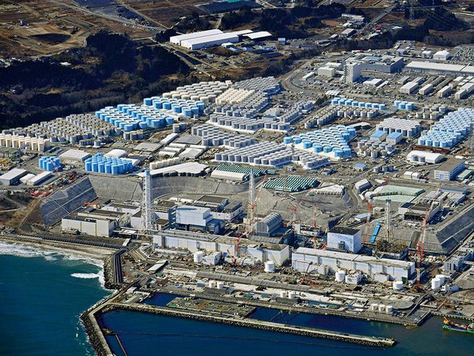 Aerial view of the Fukushima Daiichi plant with water tanks (2020))
